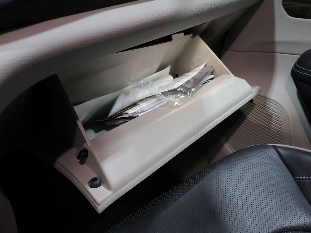 Used 2024 Chrysler Pacifica Limited w/ Uconnect Theater Family Group image 37