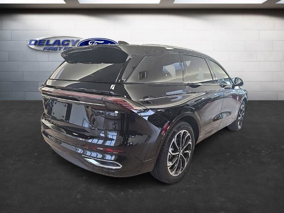 Used 2025 Lincoln Nautilus Reserve image 5