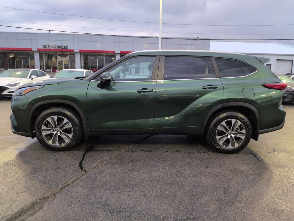 Used 2023 Toyota Highlander XLE image 2