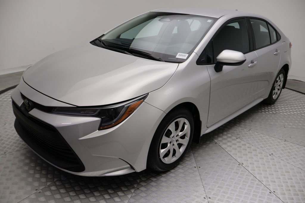 Used 2025 Toyota Corolla LE FWD image 2