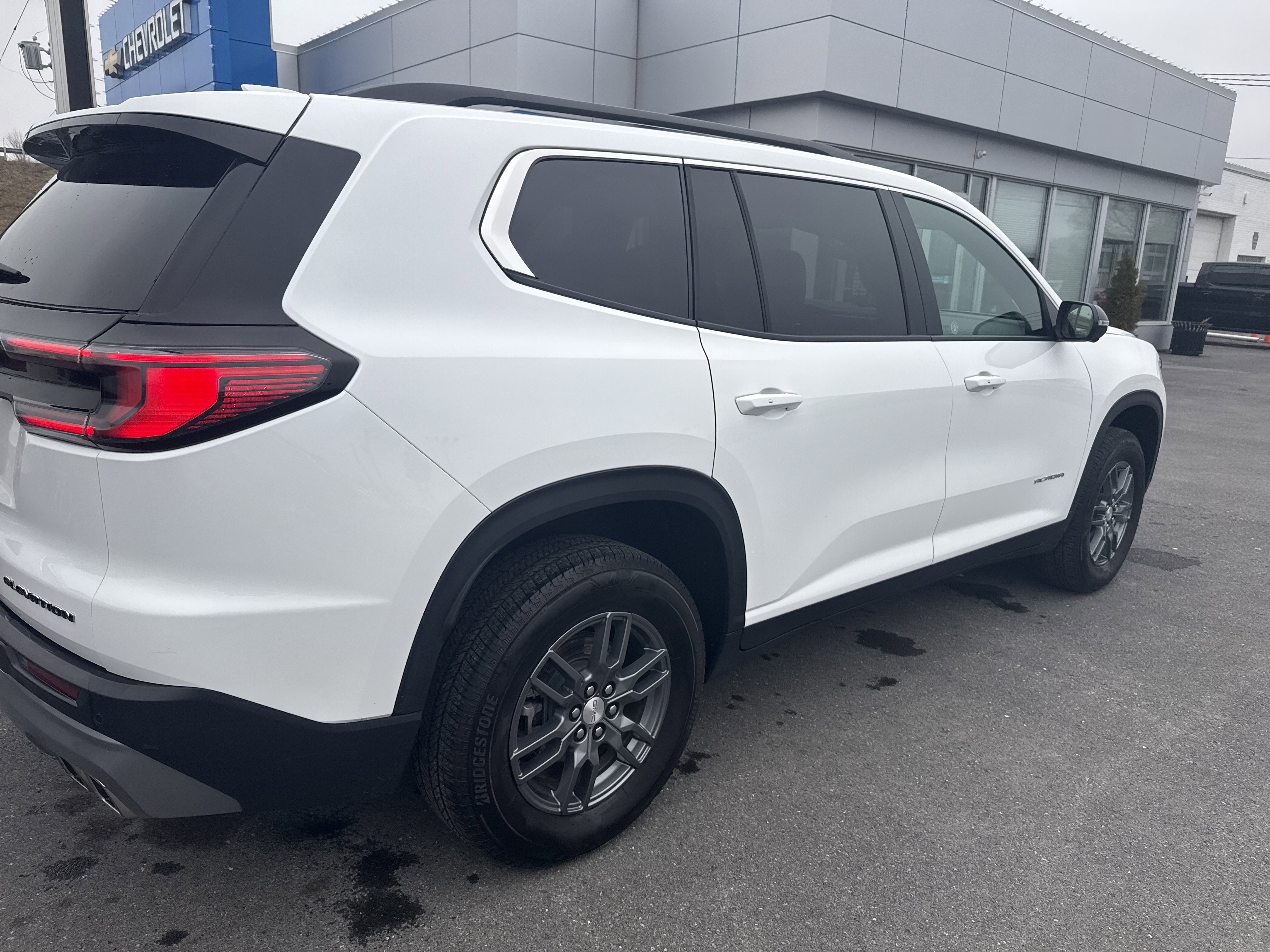 Used 2025 GMC Acadia Elevation video 3