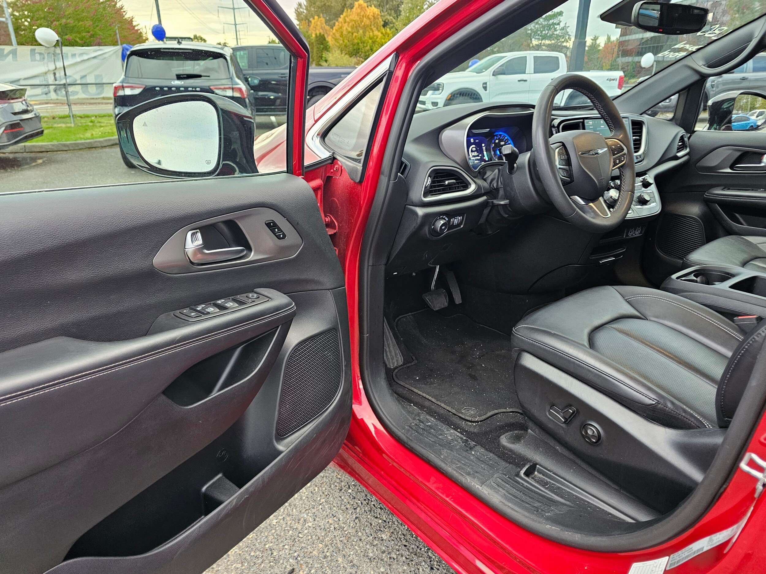 Used 2025 Chrysler Pacifica Select FWD image 21
