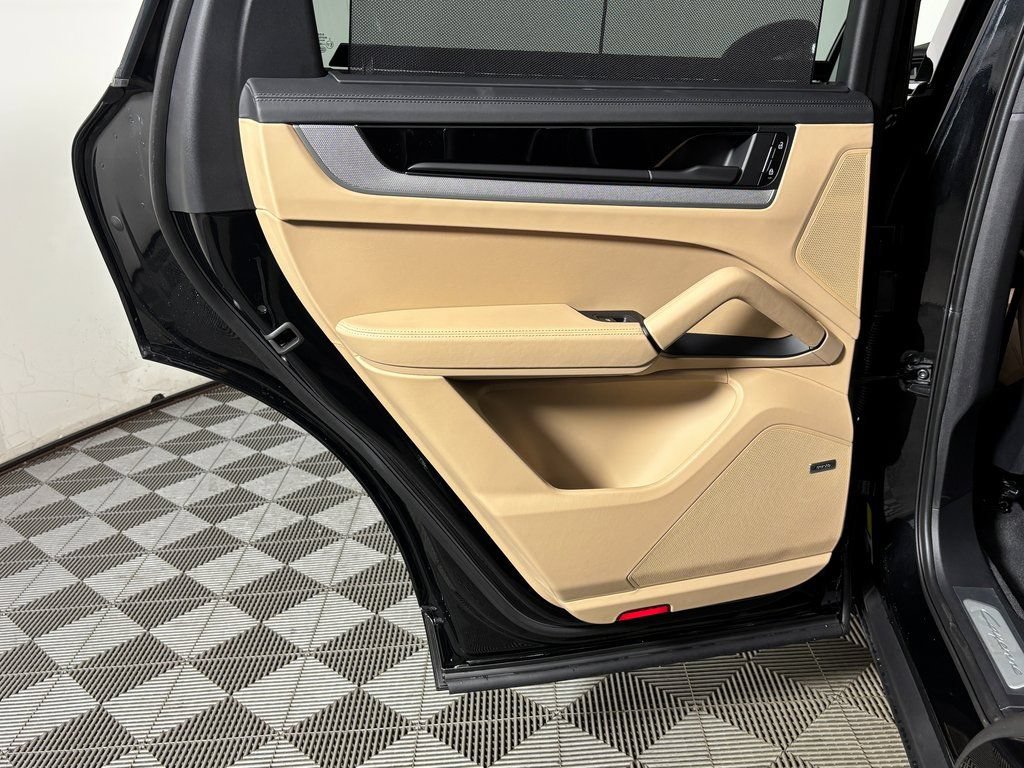 Certified 2026 Porsche Cayenne AWD/4WD image 34