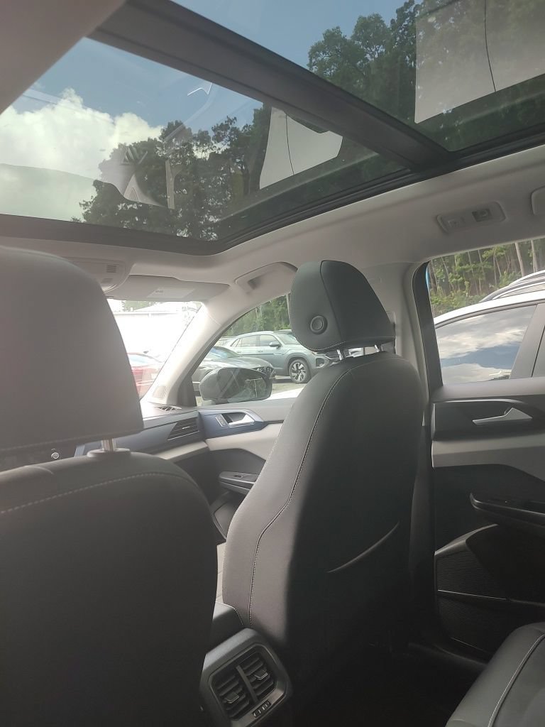 Used 2023 Volkswagen Taos SE w/ Panoramic Sunroof Package FWD image 9