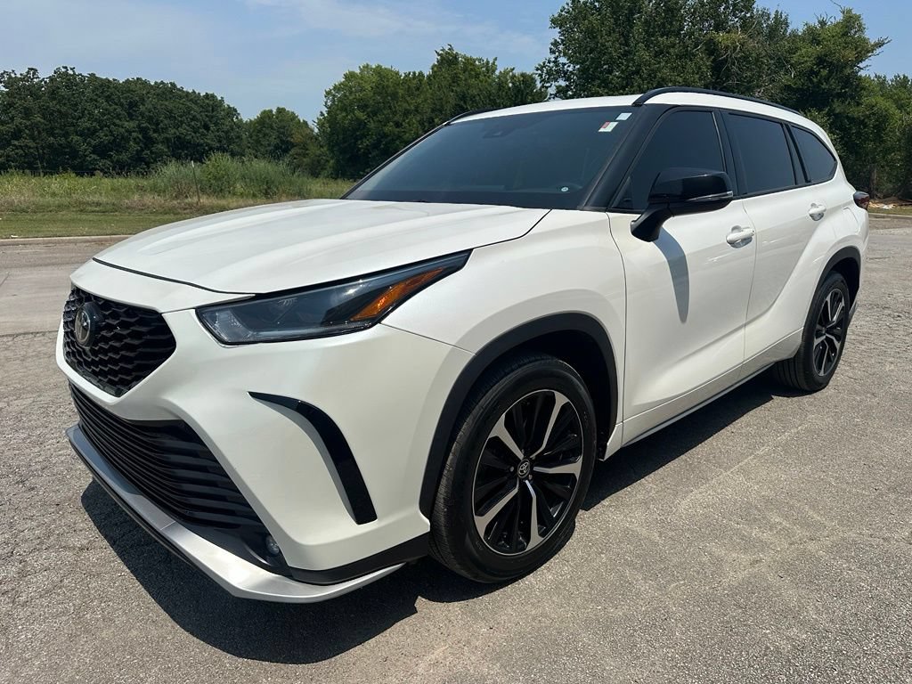 Used 2021 Toyota Highlander XSE FWD video 1