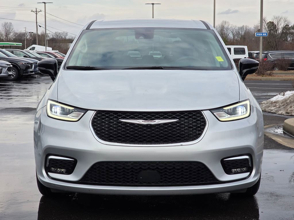 Used 2024 Chrysler Pacifica Touring-L image 3