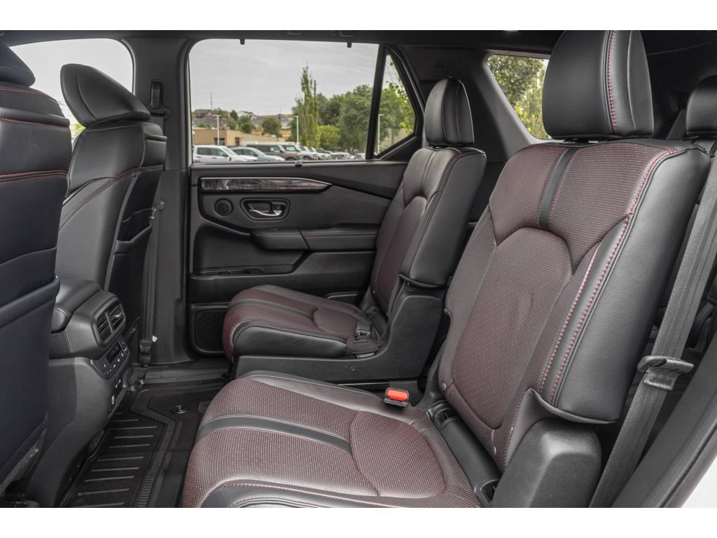 Used 2025 Honda Pilot Black Edition image 13