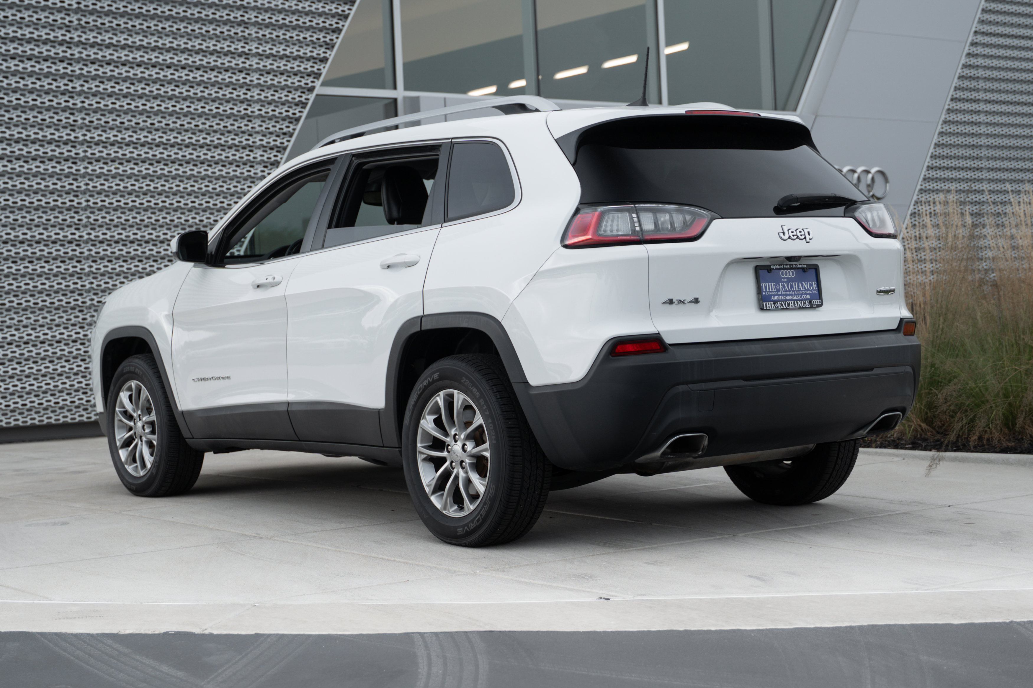 Used 2019 Jeep Cherokee Latitude Plus w/ Comfort/Convenience Group image 5