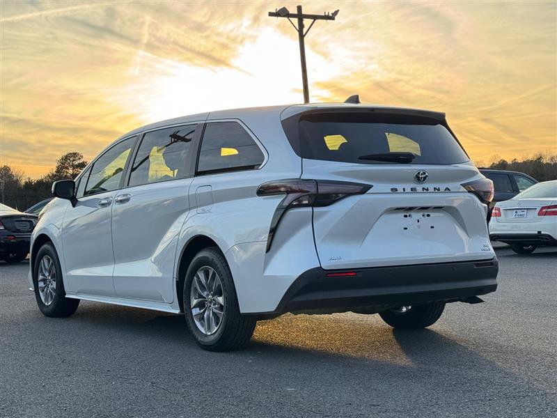 Used 2024 Toyota Sienna XLE image 10