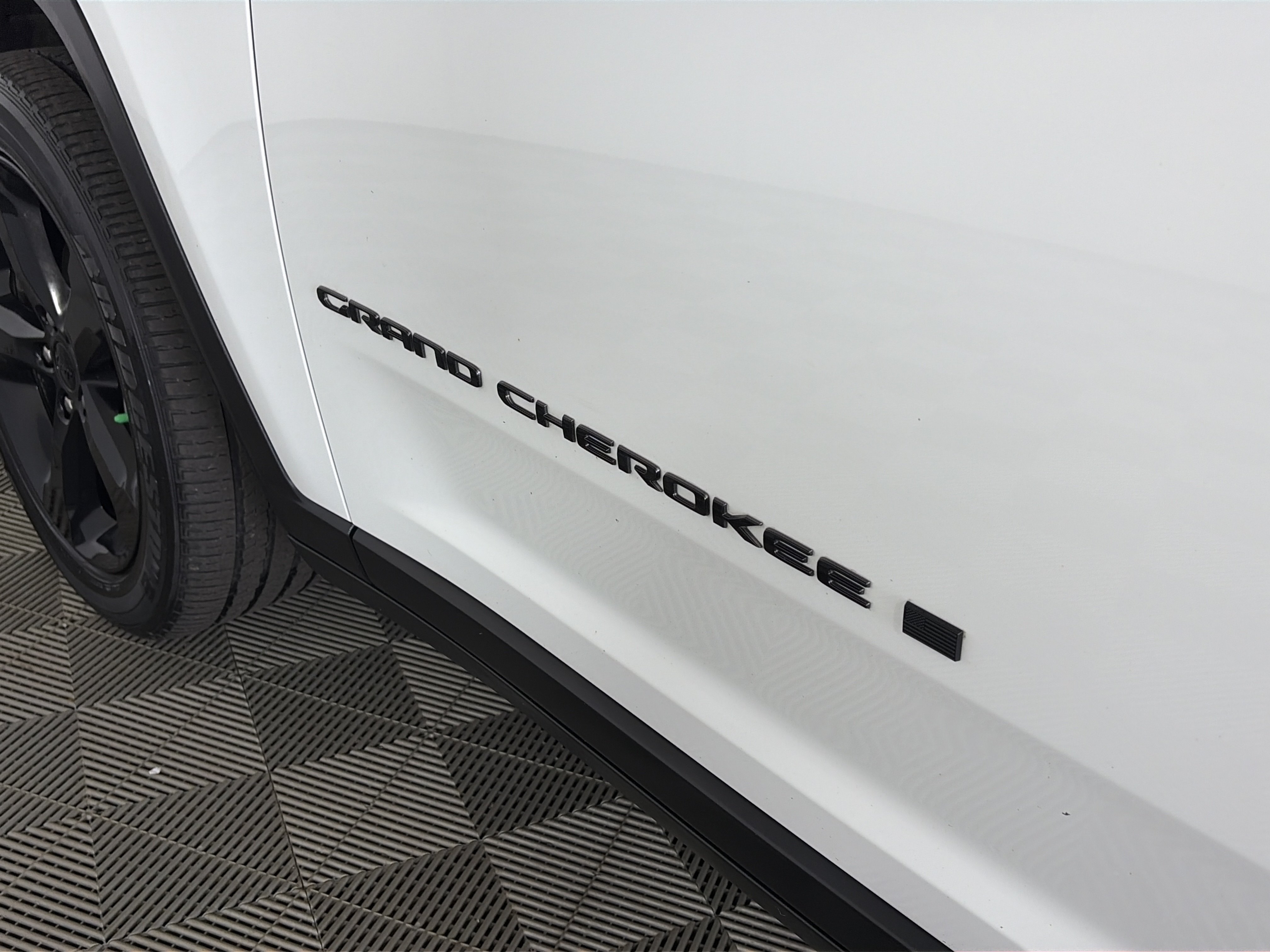 Used 2023 Jeep Grand Cherokee 4WD 4xe w/ Luxury Tech Group II image 17