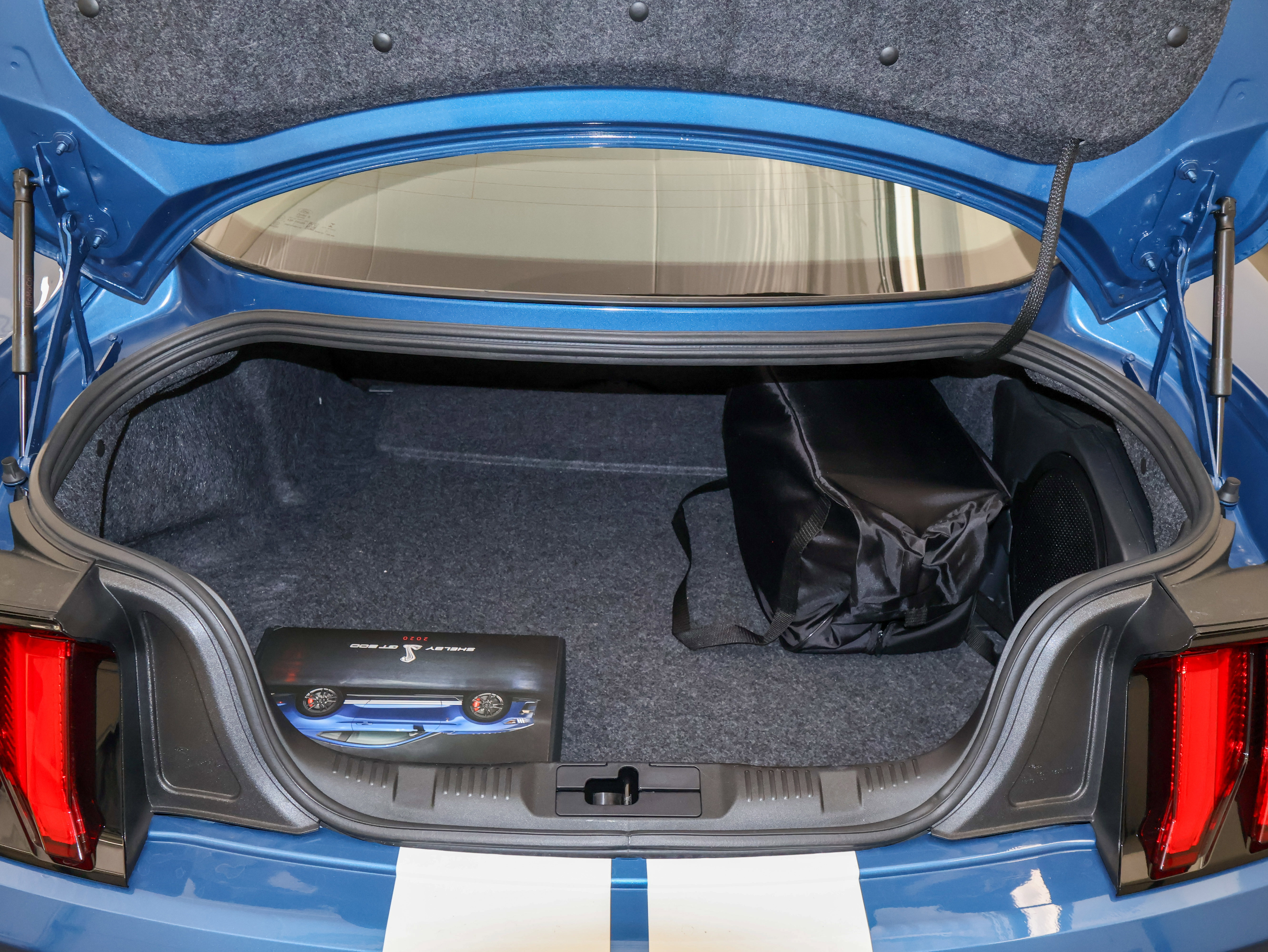 Used 2020 Ford Mustang Shelby GT500 w/ Carbon Fiber Track Pack RWD image 13