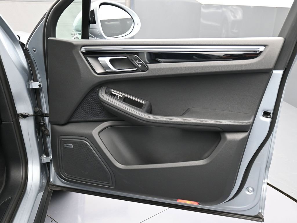 Certified 2025 Porsche Macan image 28
