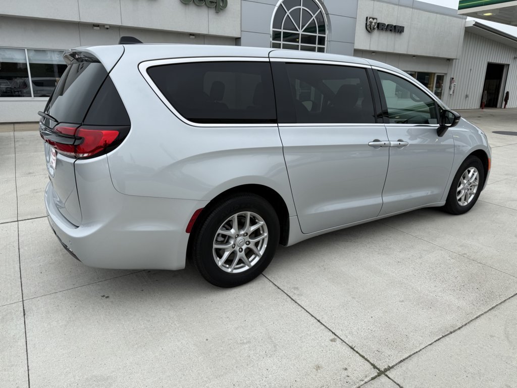 Used 2026 Chrysler Pacifica Select FWD image 7
