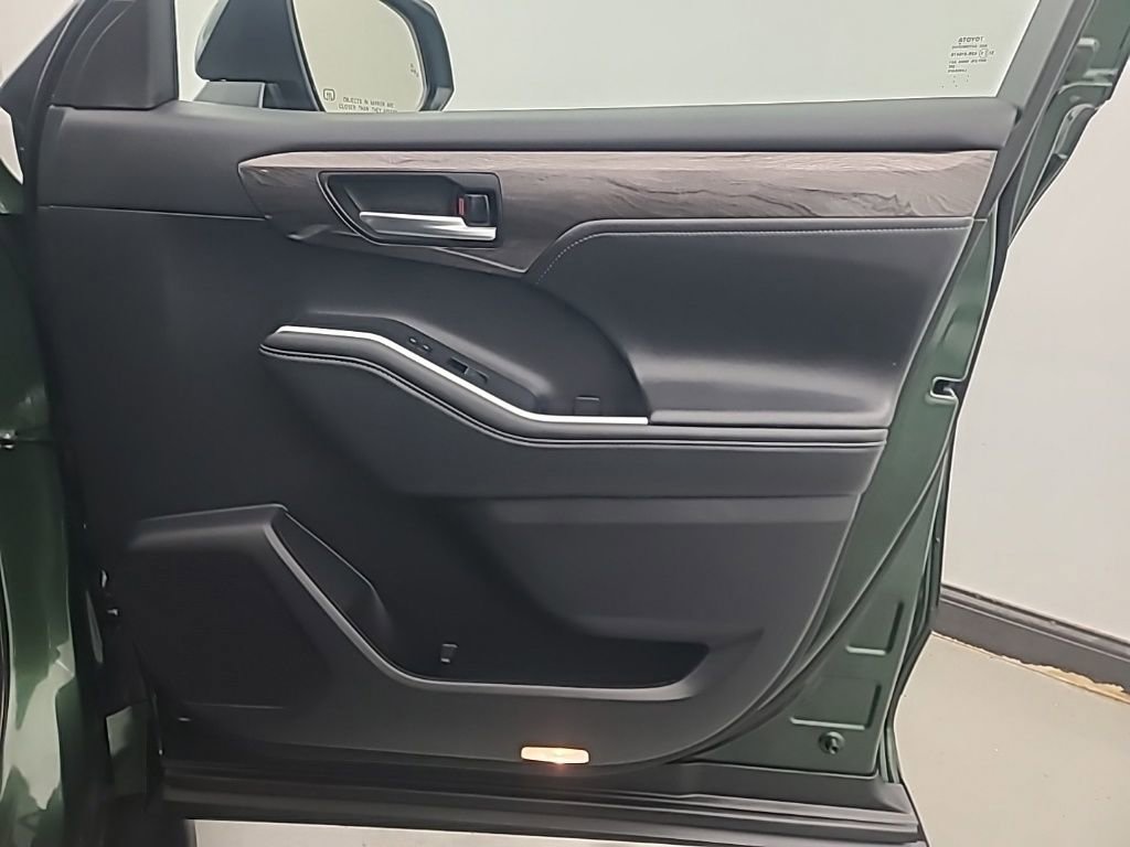 Used 2025 Toyota Highlander Platinum image 14