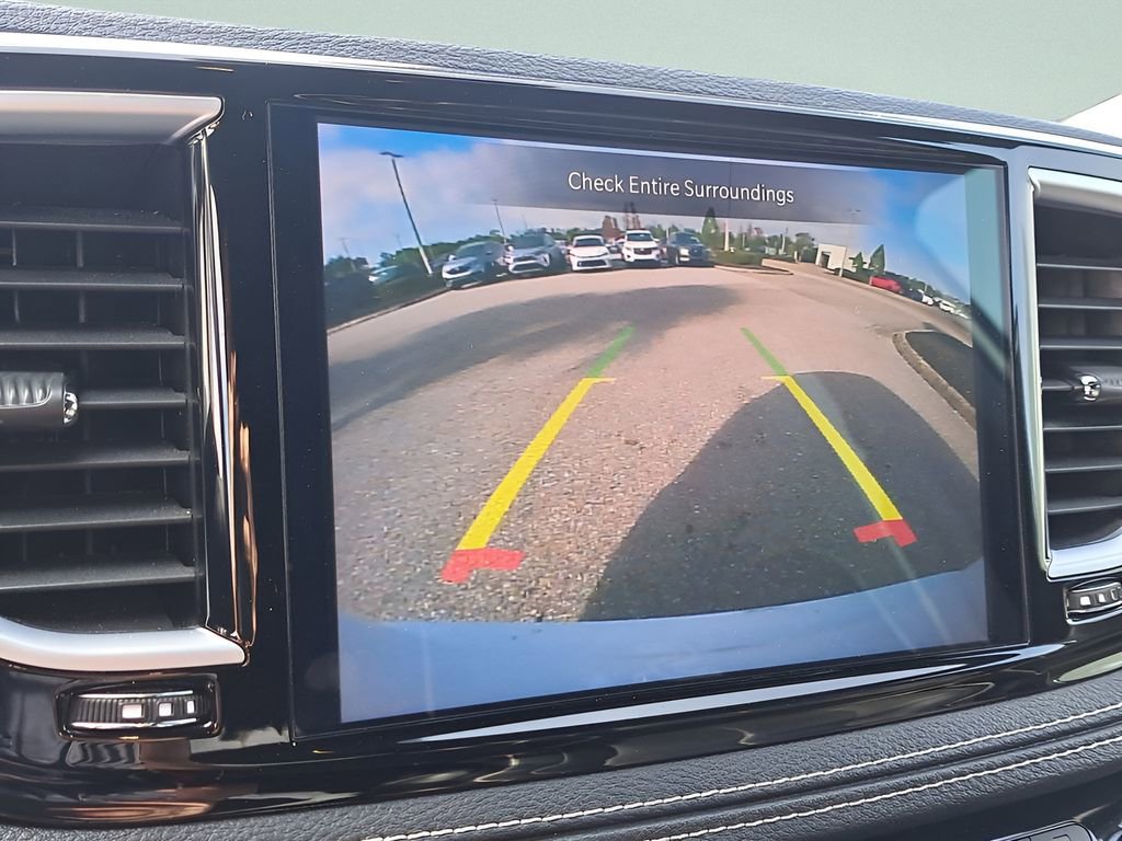 Used 2025 Chrysler Pacifica Limited image 22