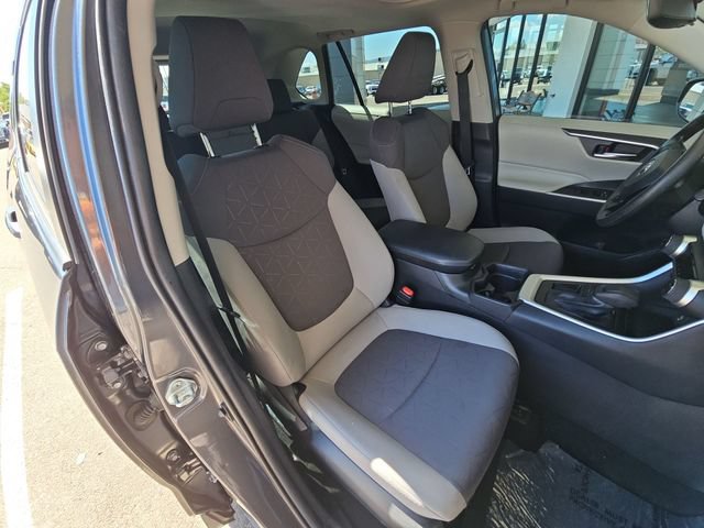 Used 2021 Toyota RAV4 XLE w/ Convenience Package FWD image 17
