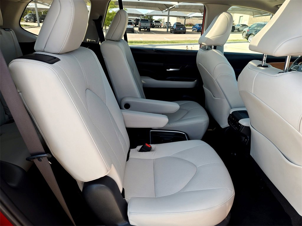 Used 2024 Toyota Grand Highlander Limited image 30