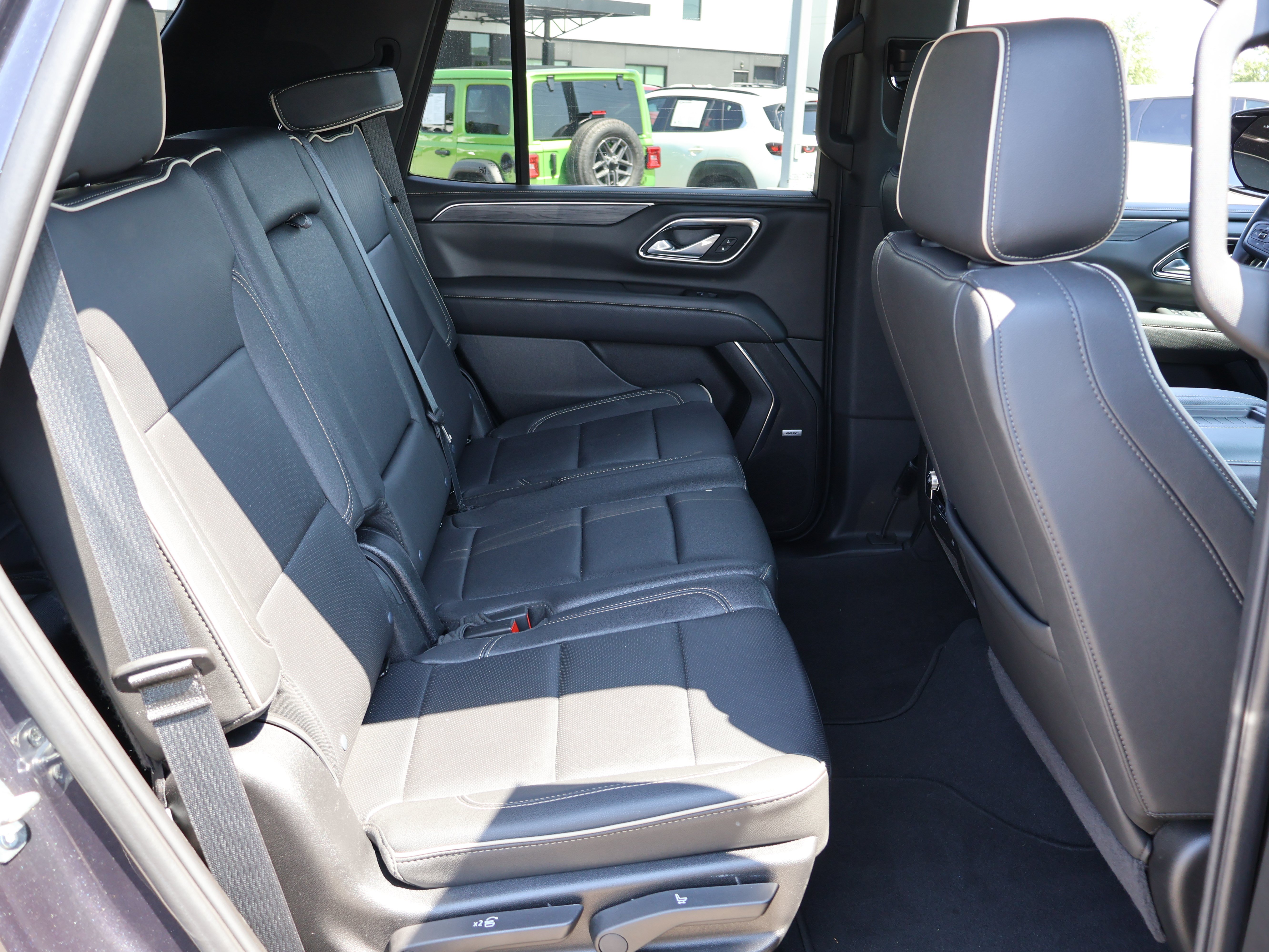 Used 2024 GMC Yukon SLT AWD/4WD image 10