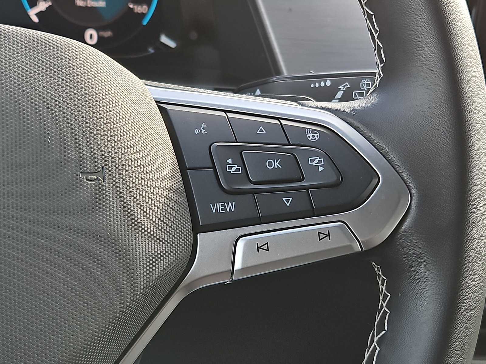 Used 2025 Volkswagen Atlas Cross Sport SE image 21