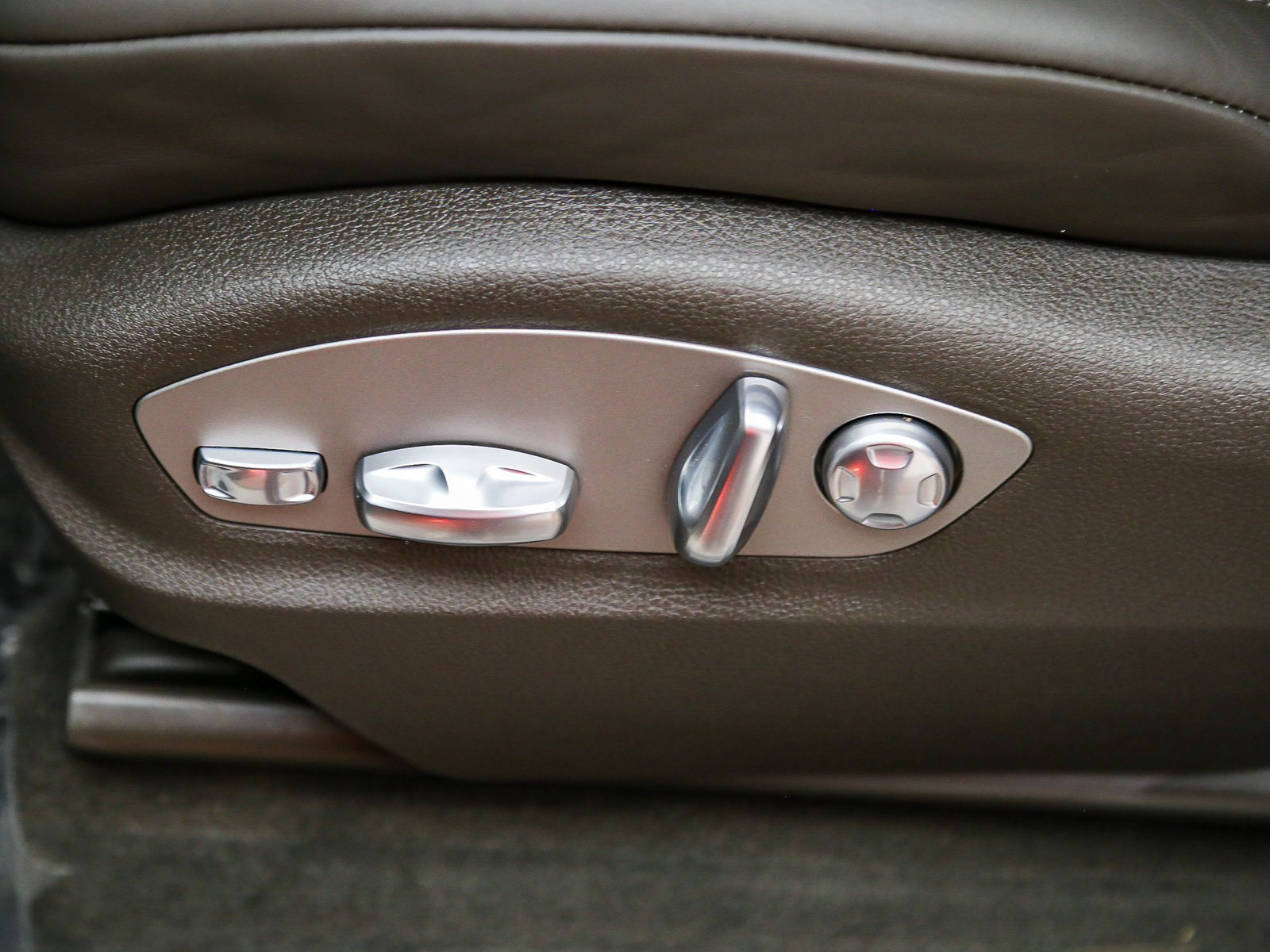 Certified 2026 Porsche Macan AWD/4WD image 25
