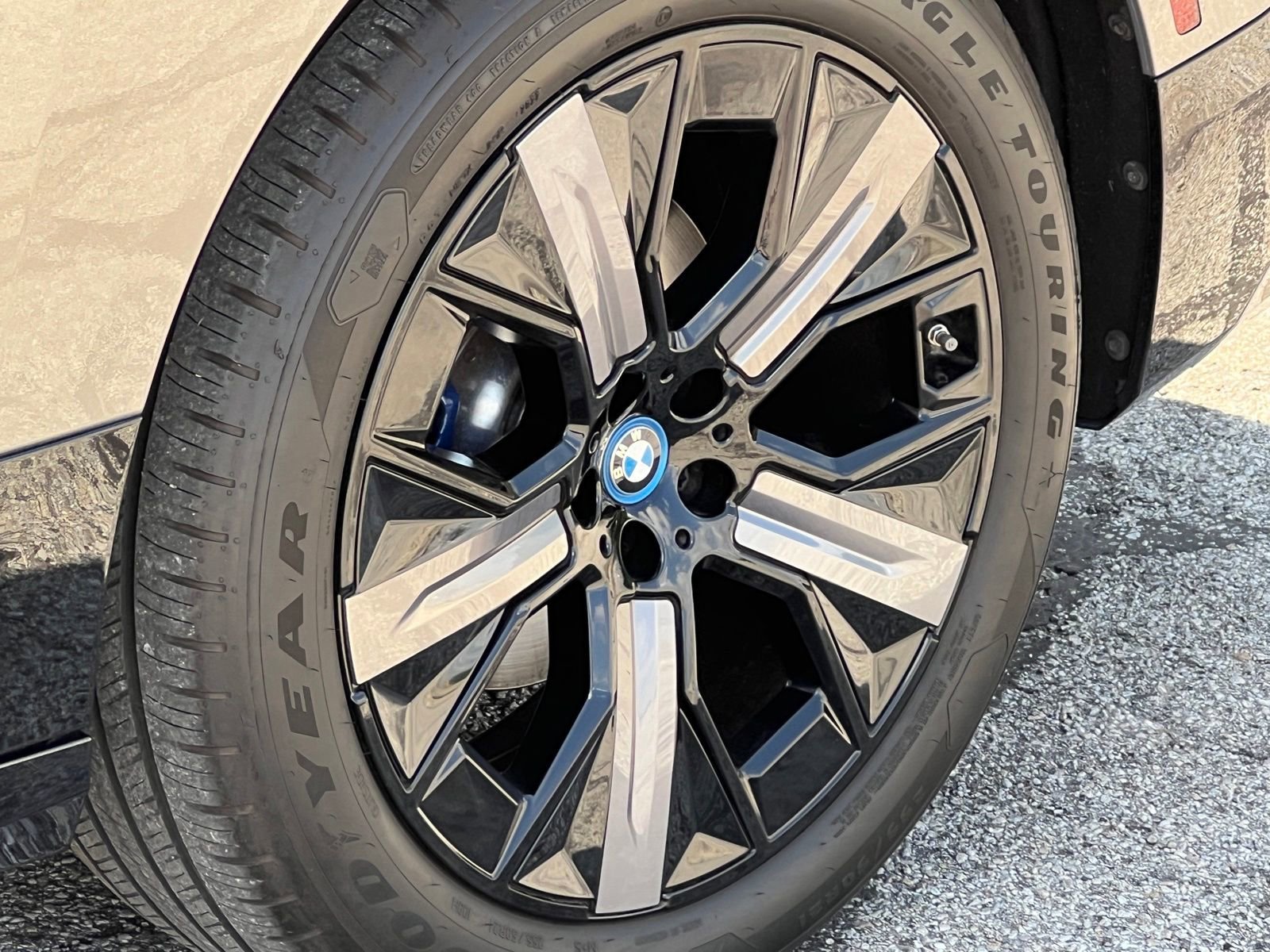 Used 2023 BMW iX xDrive50 w/ Sport Package AWD/4WD image 14
