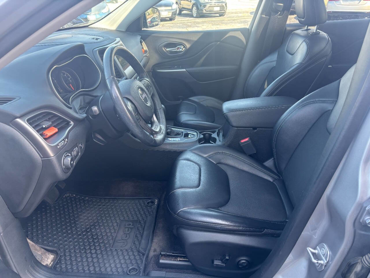 Used 2019 Jeep Cherokee Latitude Plus w/ Comfort/Convenience Group image 9