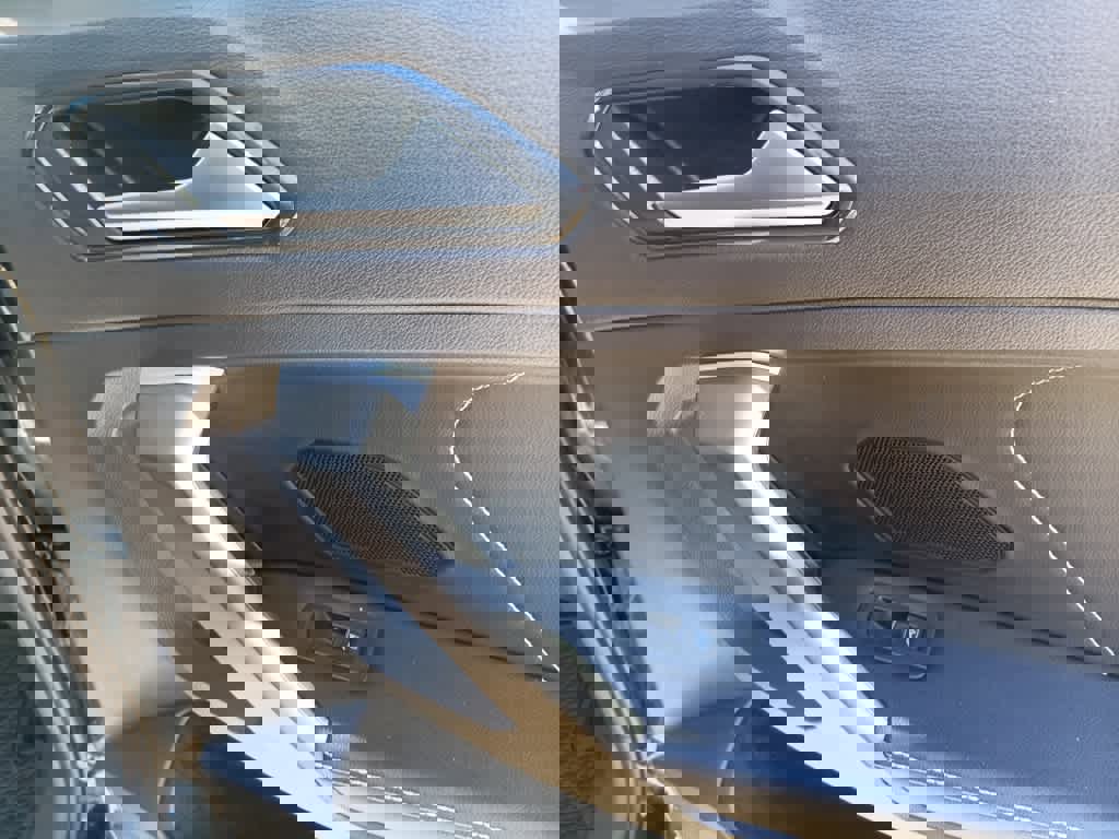 Used 2024 Volkswagen Tiguan SE image 25