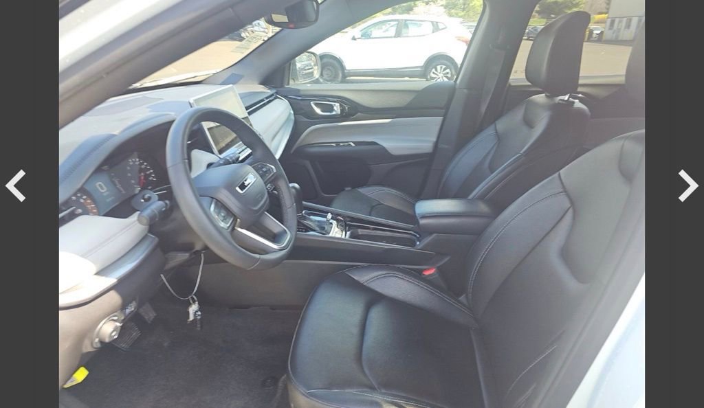 Used 2025 Jeep Compass Limited image 11