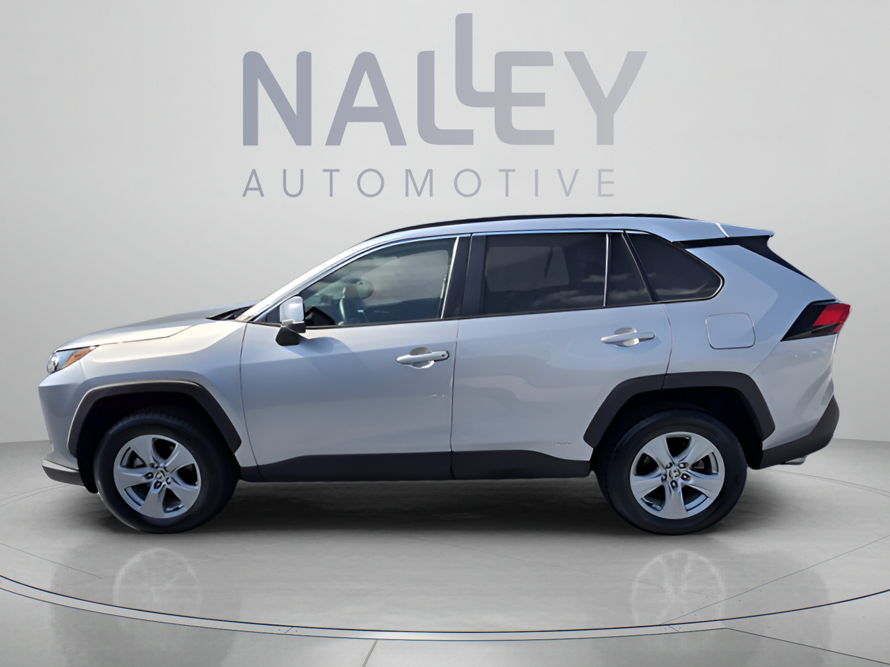 Used 2022 Toyota RAV4 XLE w/ Convenience Package AWD/4WD image 2