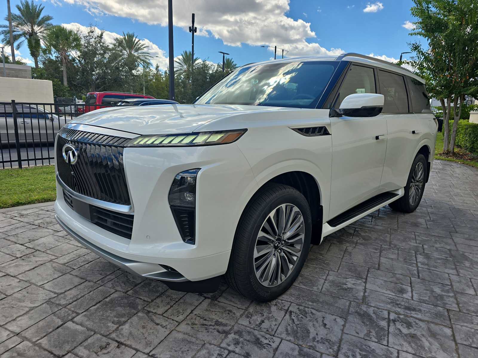 New 2026 INFINITI QX80 Luxe image 8