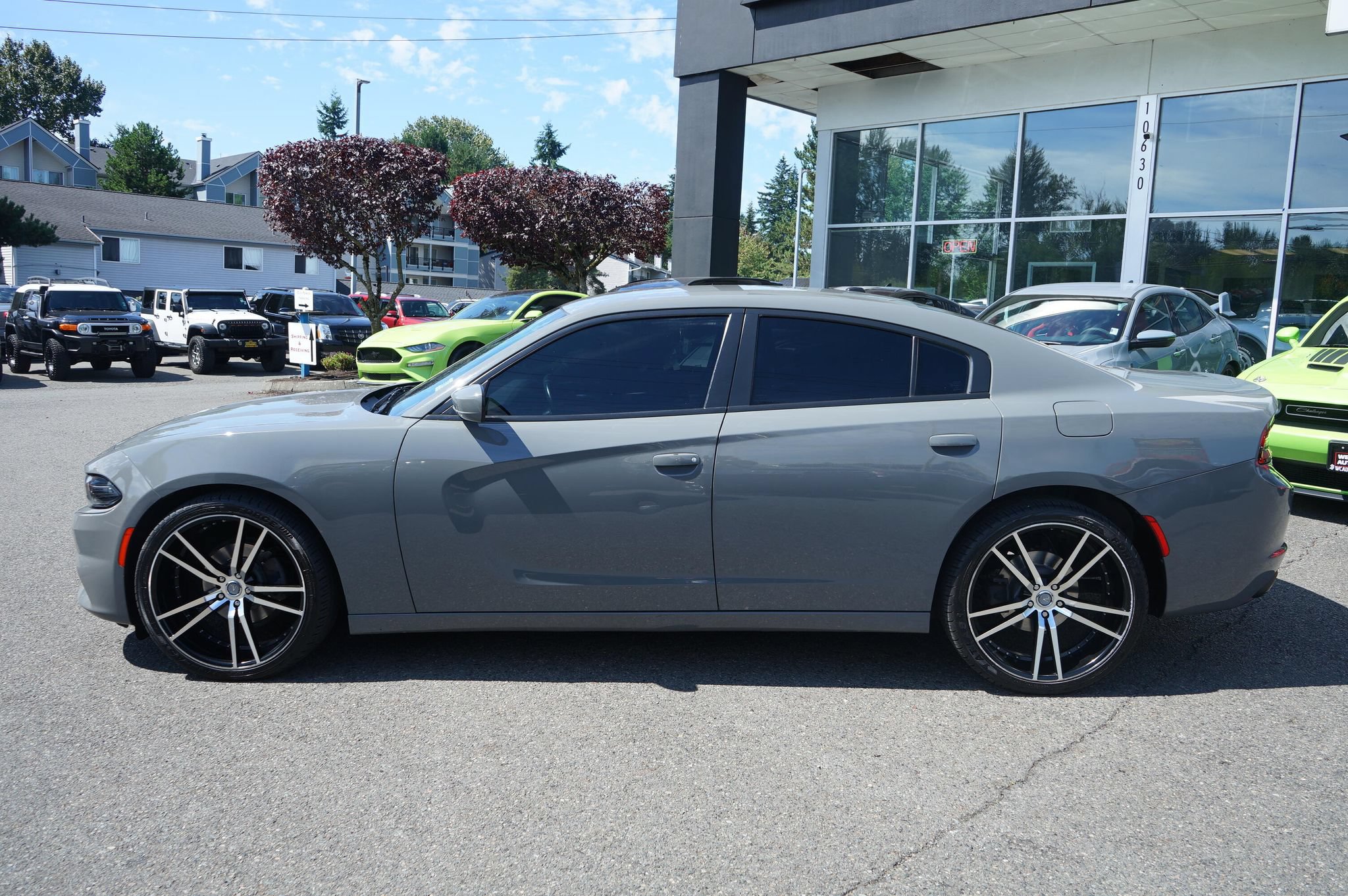 Used 2018 Dodge Charger SXT RWD image 2