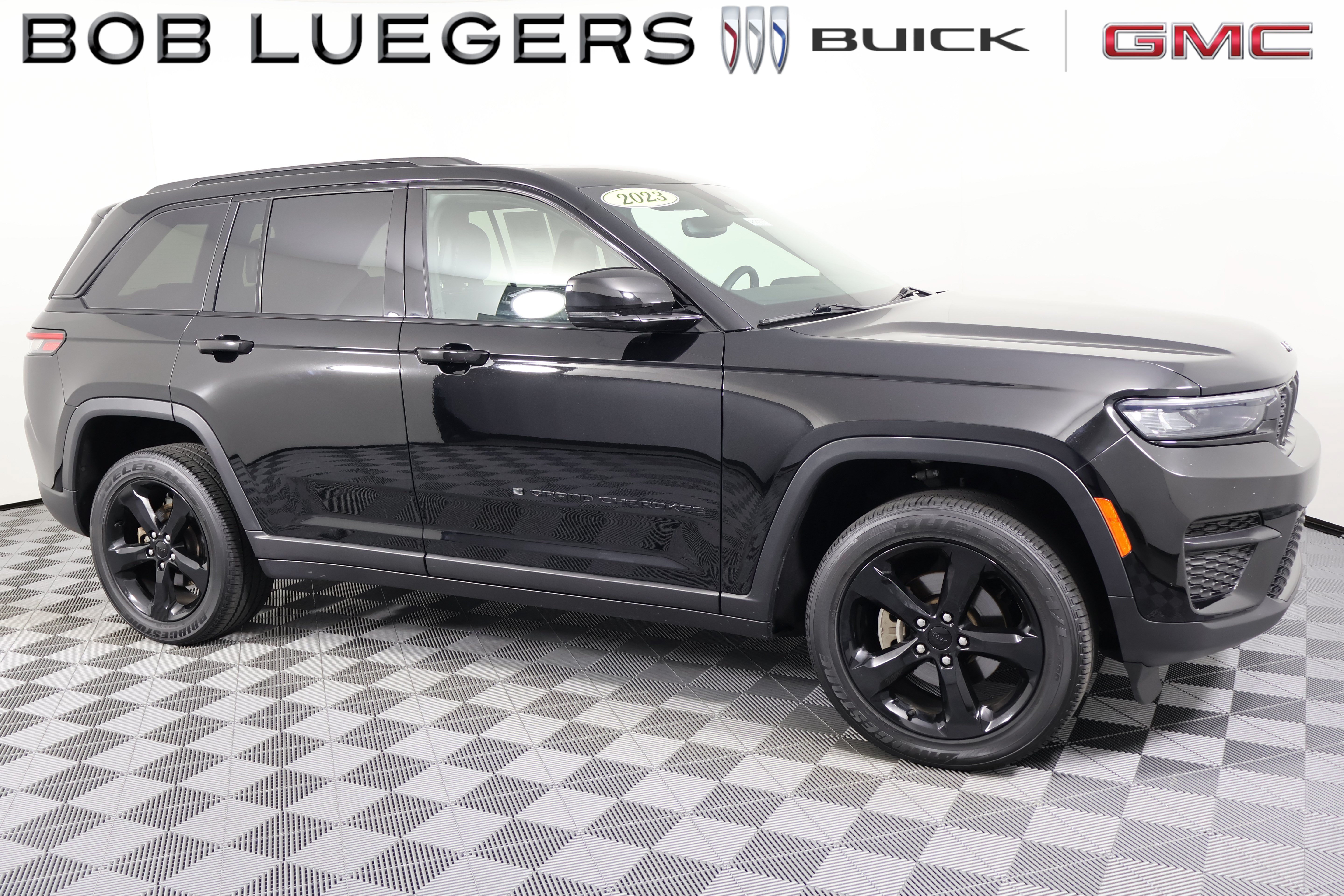 Used 2023 Jeep Grand Cherokee Altitude AWD/4WD image 2