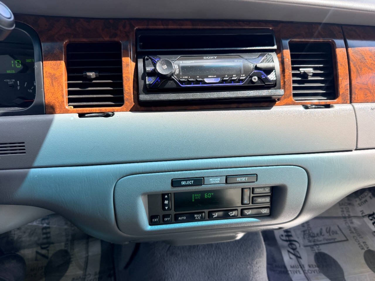Used 2001 Lincoln Town Car Executive RWD image 28