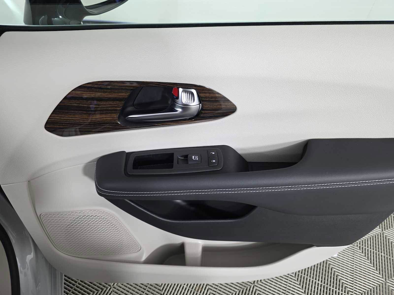 Used 2024 Chrysler Pacifica Limited image 32