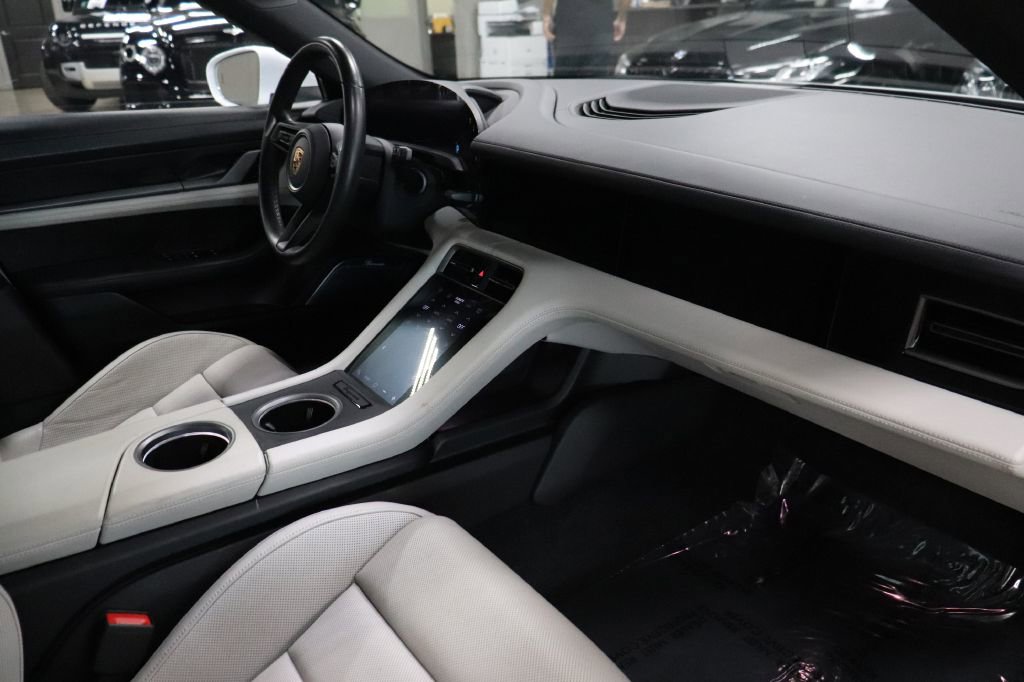Used 2020 Porsche Taycan 4S image 31