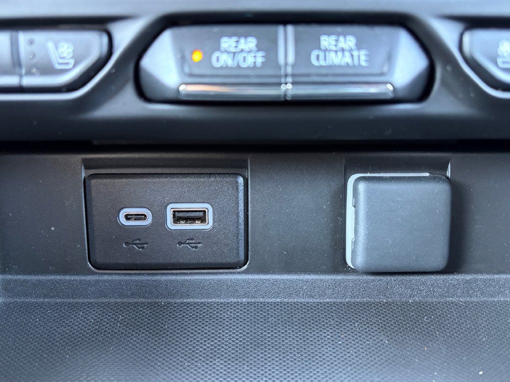 Used 2023 Chevrolet Suburban High Country AWD/4WD image 27