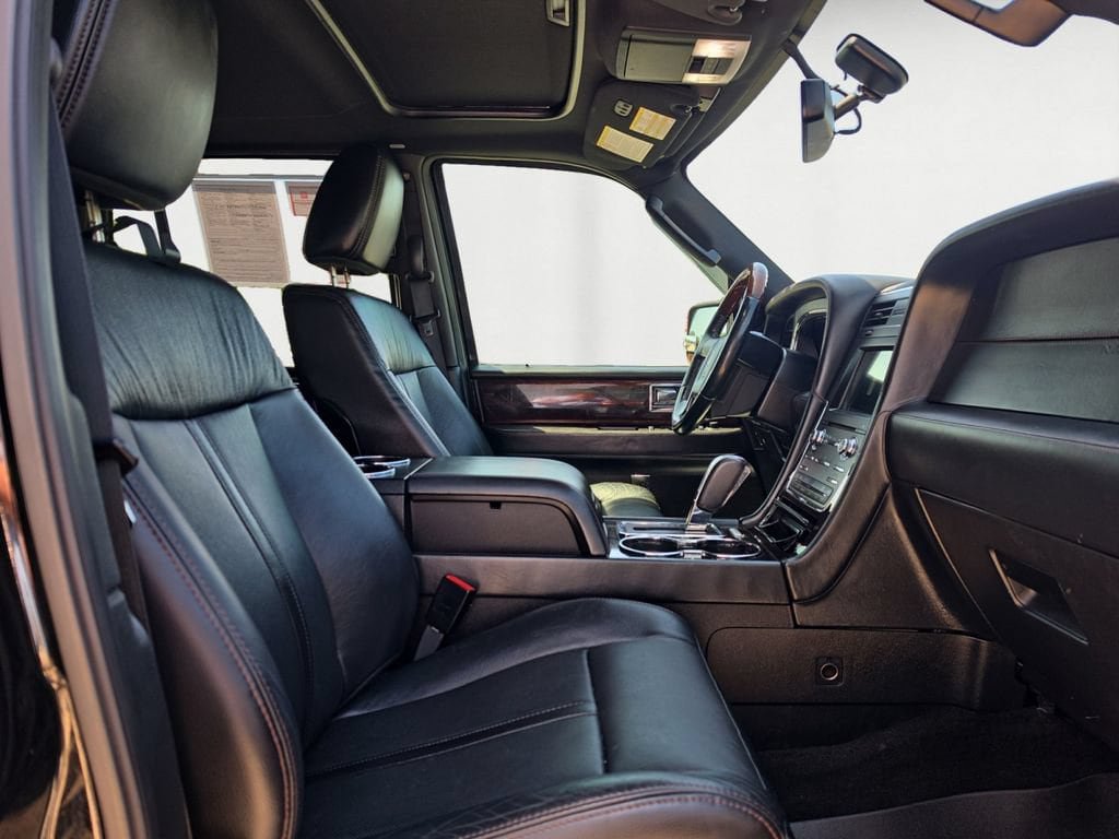 Used 2017 Lincoln Navigator Reserve AWD/4WD image 16