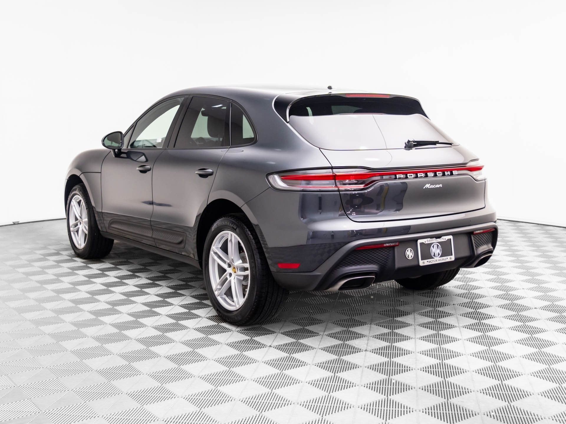 Certified 2025 Porsche Macan image 3
