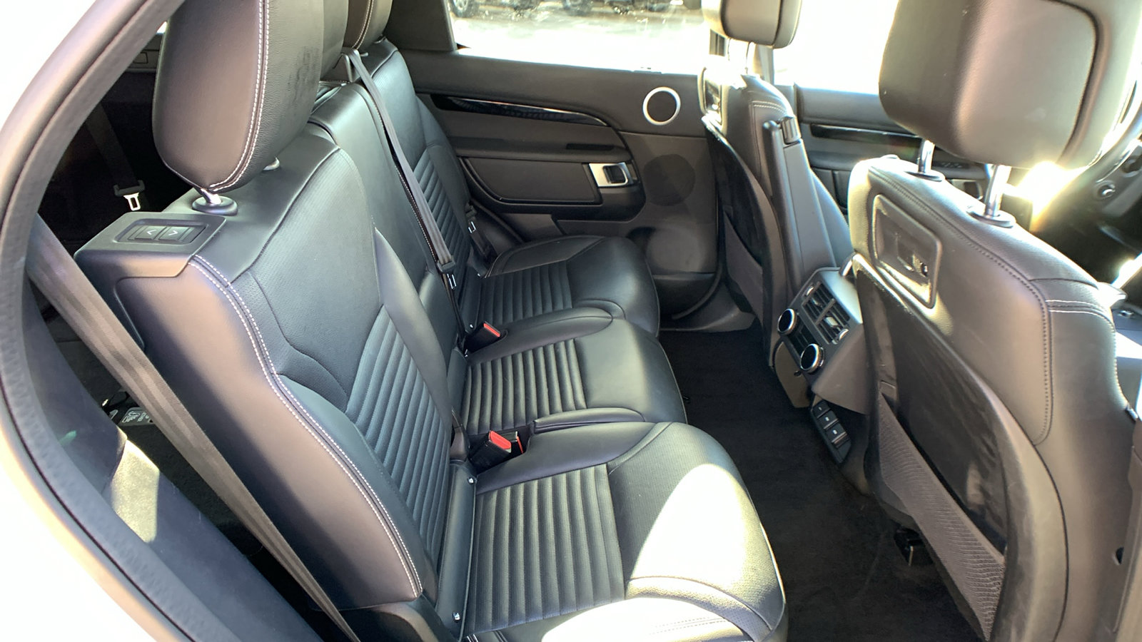 Used 2024 Land Rover Discovery S image 29