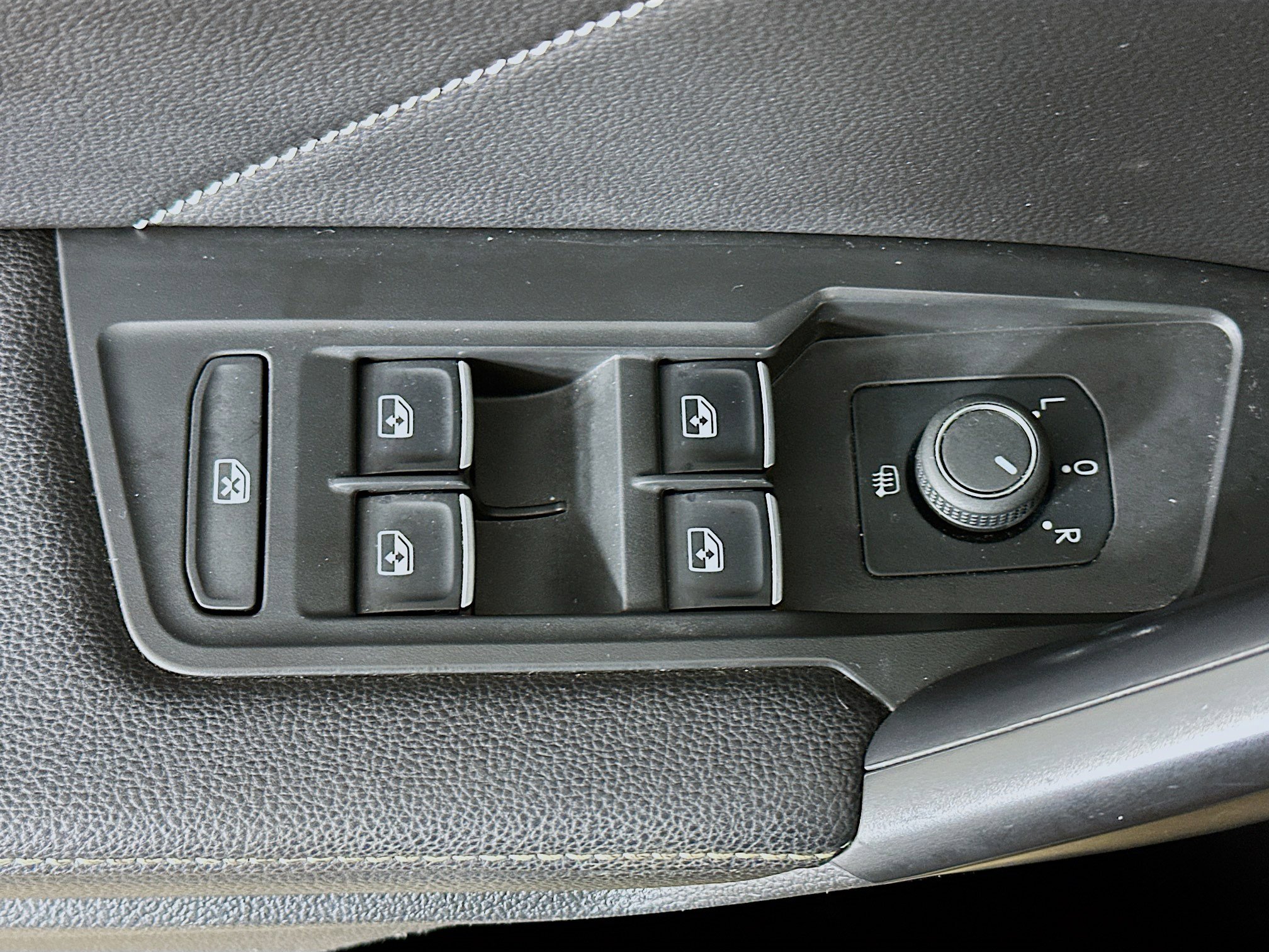 Used 2022 Volkswagen Tiguan SE image 15