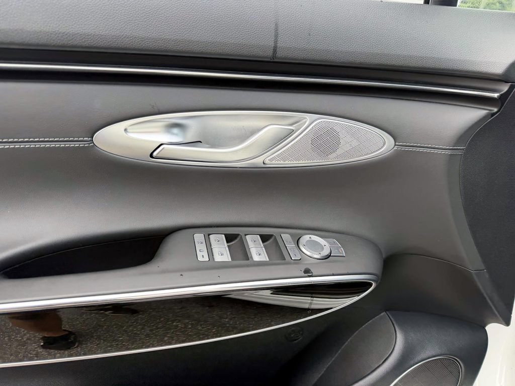 Certified 2025 Genesis GV70 2.5T AWD/4WD image 19