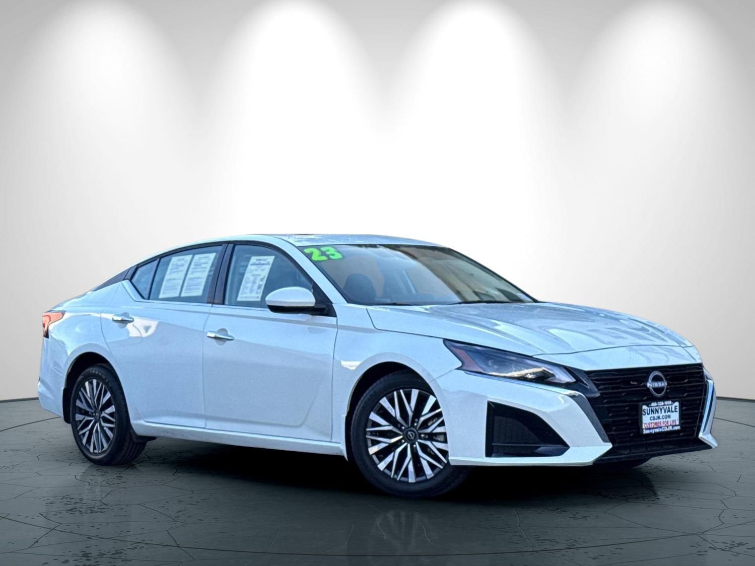Used 2023 Nissan Altima 2.5 SV w/ SV Premium Package FWD image 2