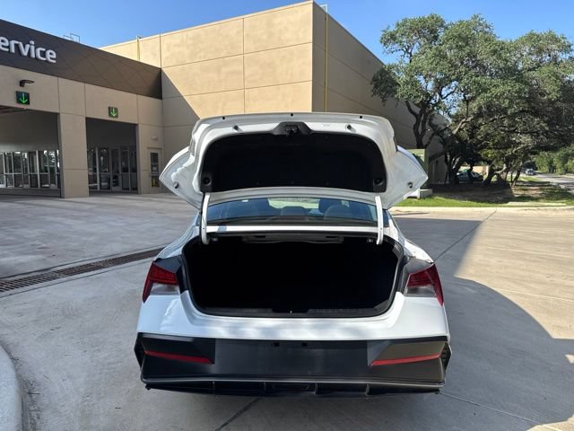 Used 2025 Hyundai Elantra SEL FWD image 4