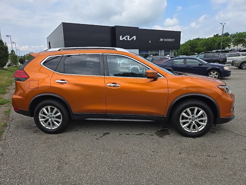 Used 2017 Nissan Rogue SV AWD/4WD image 2
