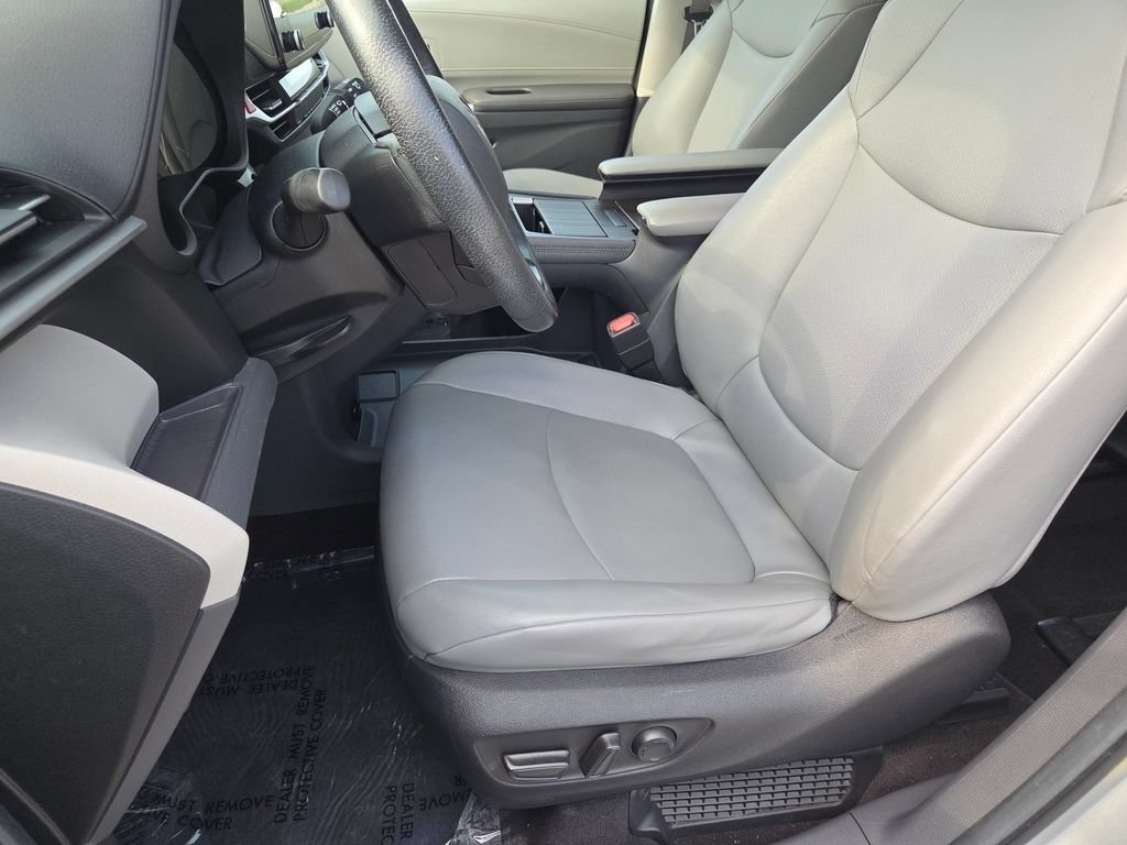 Used 2024 Toyota Sienna XLE FWD image 8