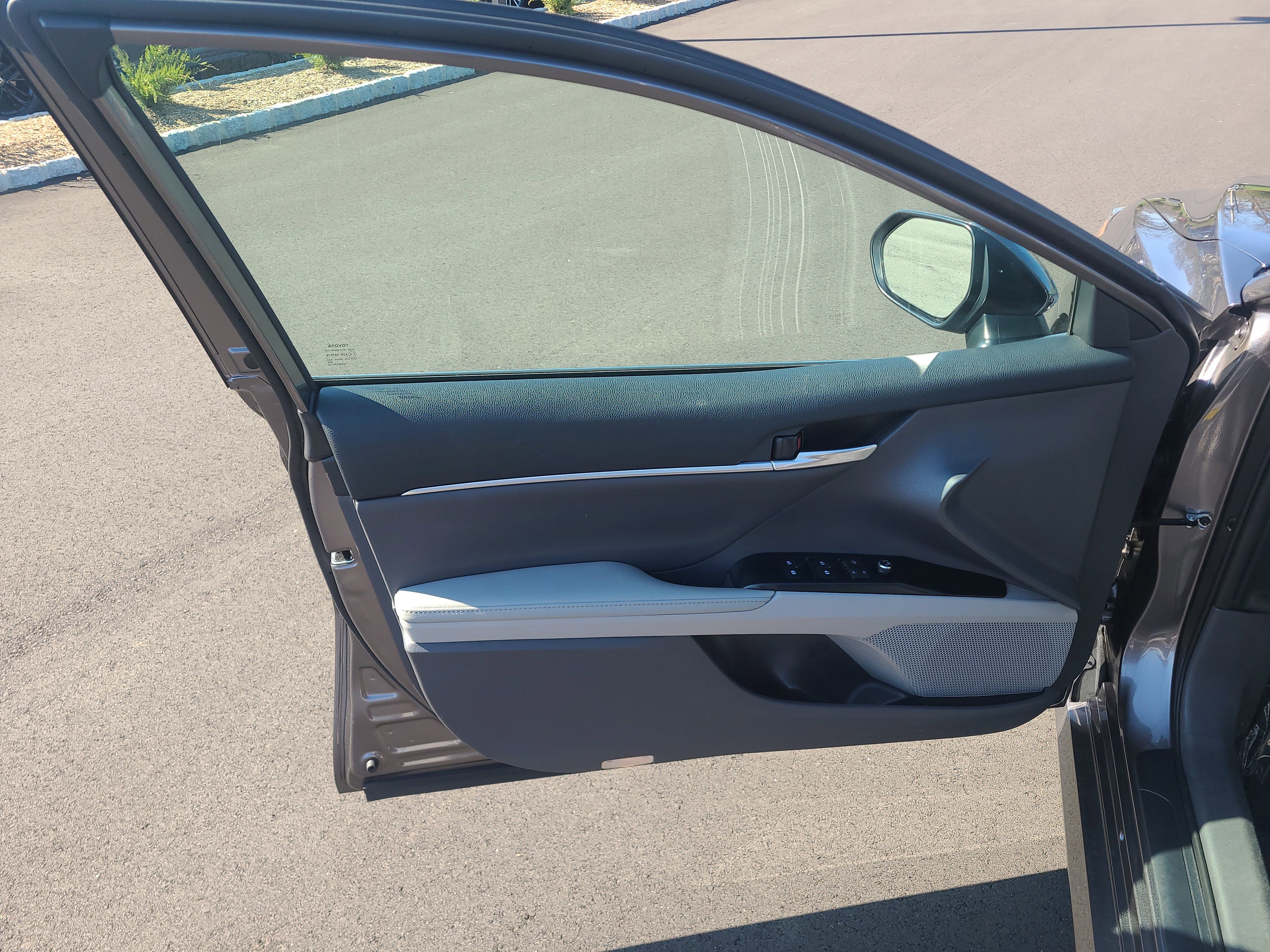 Used 2020 Toyota Camry XLE image 15