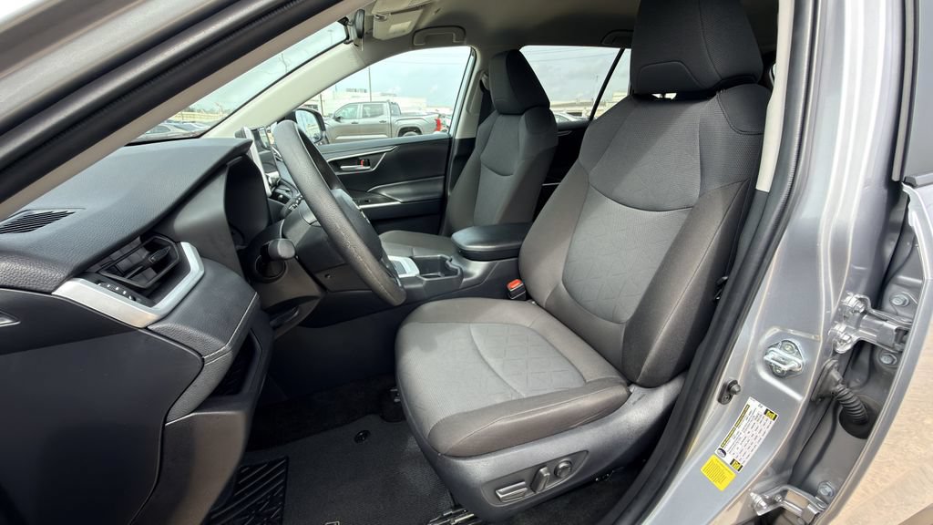 Used 2025 Toyota RAV4 XLE FWD image 24