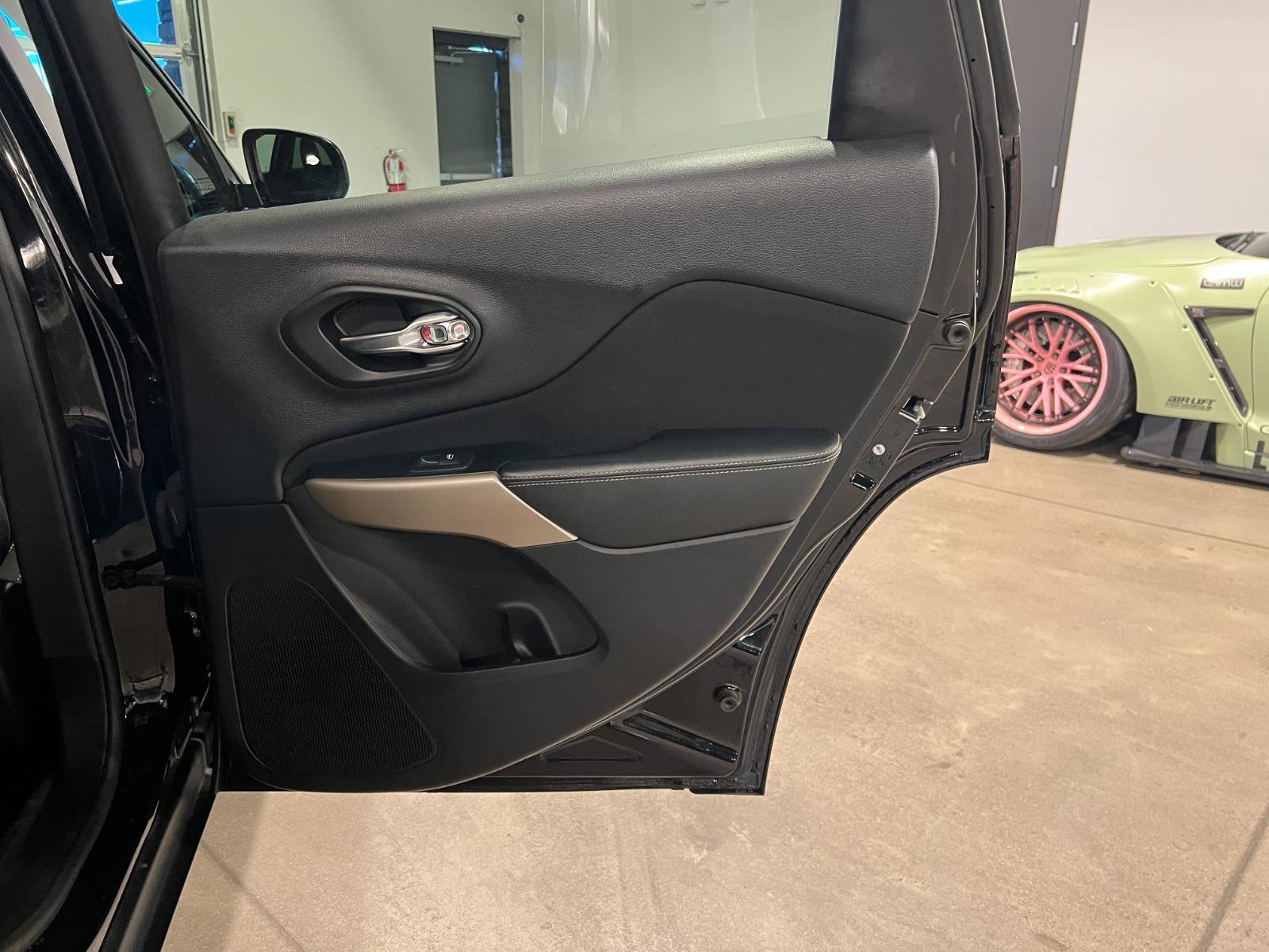 Used 2018 Jeep Cherokee Latitude w/ Cold Weather Group image 33