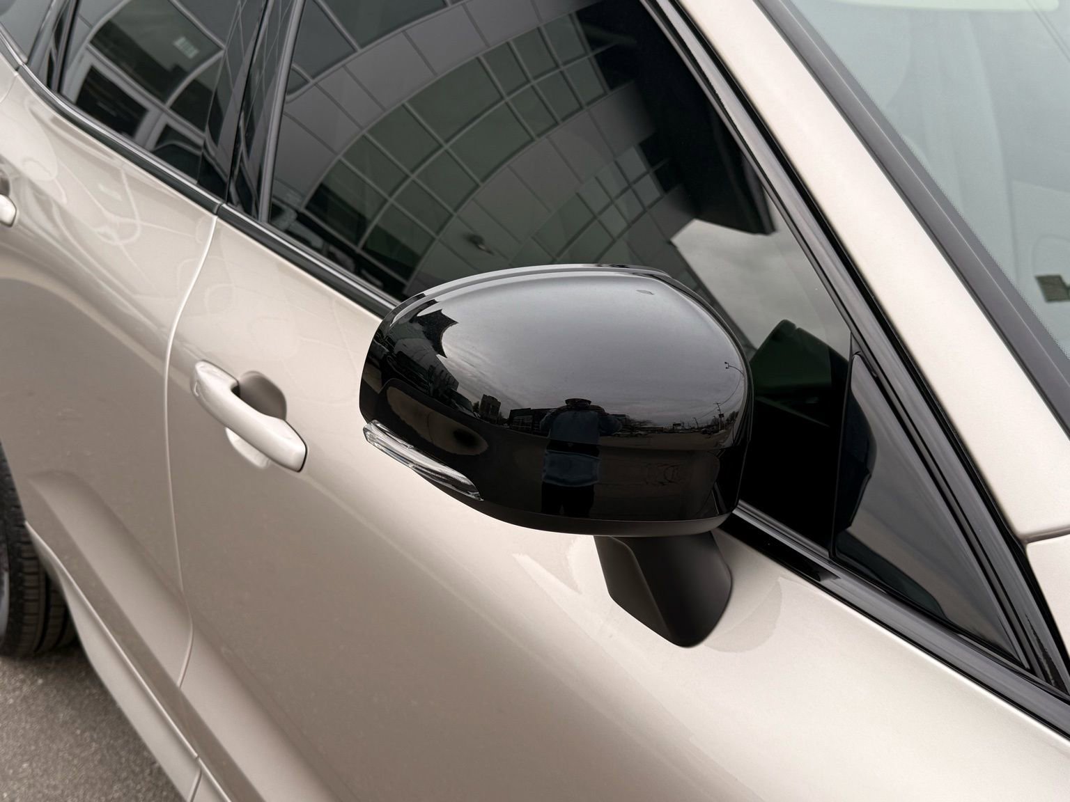 Used 2025 Volvo XC60 T8 Plus w/ Protection Package Premier image 17