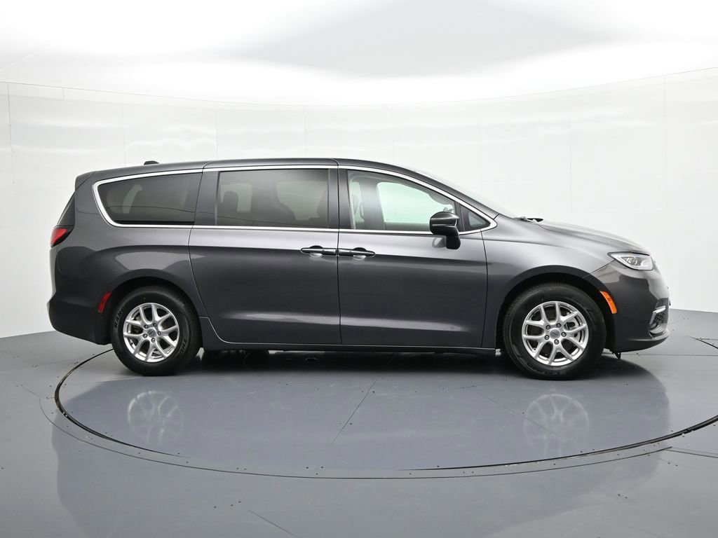 Used 2023 Chrysler Pacifica Touring-L image 5